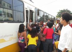 Imagem de Motoristas de ônibus insistem em parar em fila dupla em Salvador