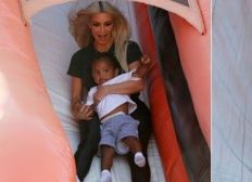Imagem de Com look justíssimo, Kim Kardashian se diverte em escorregador com filhos