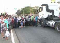 Imagem de Motorista sai de posto de combustíveis sem pagar e bate em três carros parados em semáforo na Bahia