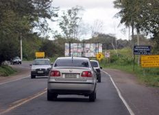 Imagem de Caminhão carregado com ferro velho capota e dois homens que viajavam em carroceria morrem em Itabuna