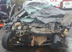 Imagem de Homem morre e dois ficam feridos após carro bater de frente com caminhão na Bahia