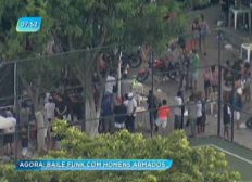 Imagem de Homens armados são flagrados em baile funk no Complexo da Maré