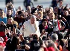 Imagem de  Papa critica uso de celular entre fiéis e religiosos durante as missas