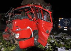 Imagem de Acidente entre carreta e caminhão mata duas pessoas na BR-116, no sudoeste da Bahia