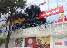 Imagem de Grupo rende seguranças e saqueia lojas no shopping Cajazeiras, em Salvador