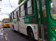 Imagem de Poste é 'esquecido' em recuo de ponto de ônibus no bairro de Cajazeiras e impede parada de coletivos