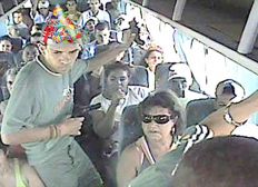 Imagem de Bandidos interceptam ônibus  urbano e assaltam passageiros em Salvador