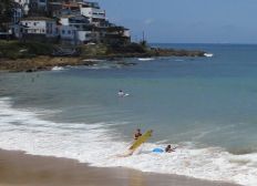Imagem de Adolescente é baleado na Praia das Ondas em Ondina