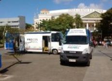Imagem de Ônibus do Procon móvel se instala em frente ao Shopping da Bahia