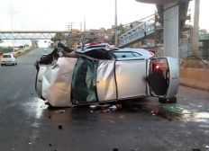 Imagem de  Motorista fica ferido após capotar carro na Avenida Paralela, em Salvador
