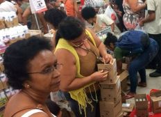 Imagem de Correria para 'Black Friday' tem queda de mulher, disputa por desodorante e coleção com potes de doce na Bahia
