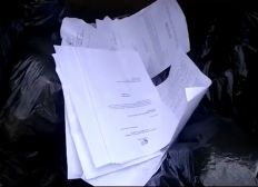 Imagem de Documentos com dados pessoais de contribuintes são encontrados em lixo no meio da rua, em frente à Previdência Social
