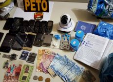 Imagem de Polícia encontra câmera de monitoramento e 13 celulares em casa usada por suspeitos de tráfico de drogas, em Gandu