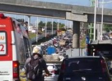Imagem de  Carro quebrado e obras em pista deixam trânsito travado na Paralela