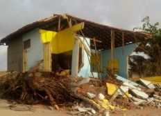 Imagem de Mar avança e destrói mais uma barraca na orla de Belmonte, sul da Bahia