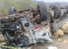 Imagem de Motorista de caminhão morre após tombar veículo na BR-116, no sudoeste da Bahia
