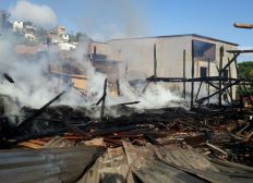 Imagem de Incêndio destrói parte de madeireira no sul da Bahia