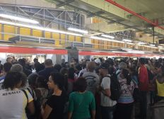 Imagem de  Trem para e passageiros relatam atrasos na linha dois do metrô de Salvador