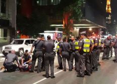 Imagem de  Homem surta na Paulista, fere policial e ameaça motorista e vigia