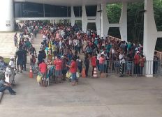 Imagem de Eleitores enfrentam longas filas na sede do TRE-BA para recadastramento biométrico em Salvador
