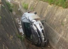 Imagem de Motorista se distrai, perde controle do veículo e cai em vala na cidade de Vitória da Conquista