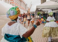 Imagem de Baianas e grupo de samba fazem receptivo a turistas que chegam de navio em Salvador