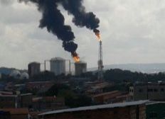 Imagem de Madre de Deus: tanque de gás pega fogo em refinaria 