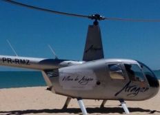 Imagem de Helicóptero particular faz pouso forçado perto de banhistas em praia de Porto Seguro