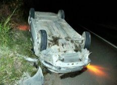 Imagem de Municícpio: motorista sai ileso após carro bater em canteiro central e capotar