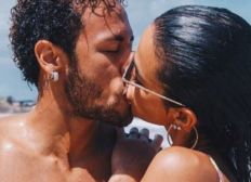 Imagem de Neymar posta foto de beijo quente em Bruna Marquezine 