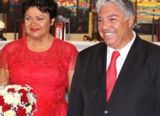 Imagem de Com vestido 'vermelho PT', Luiza Maia se casa com ex-marido de Gretchen
