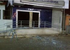 Imagem de Bandidos explodem duas agências no oeste da BA e conseguem levar dinheiro de um dos estabelecimentos
