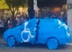 Imagem de Motorista é surpreendido após estacionar em vaga para deficientes