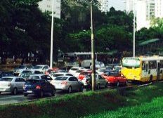 Imagem de Engavetamento deixa trânsito lento na Avenida Juracy Magalhães