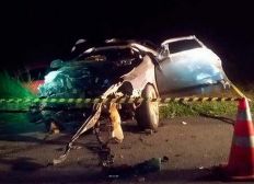 Imagem de Jovens são arremessados de veículo e morrem em batida entre carro e caminhonete na Bahia