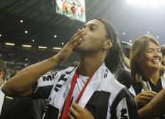 Imagem de Homenageado por ídolos, Ronaldinho irá detalhar despedida em março