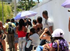 Imagem de Eleitores lotam TRE no 1º domingo de atendimento para recadastramento biométrico em Salvador