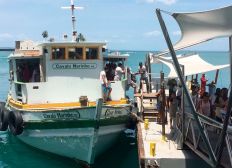Imagem de Travessia para ilha opera com oito lanchas devido ao fluxo intenso de passageiros; ferry tem movimento tranquilo
