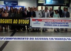 Imagem de Auditores-Fiscais protestam no aeroporto em busca de cumprimento de acordo