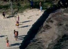 Imagem de Turistas escapam de tragédia, após buraco engolir praia
