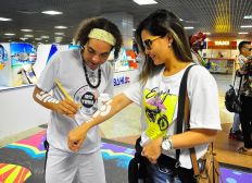 Imagem de Turistas são recebidos com alegria no aeroporto de Salvador