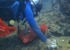 Imagem de Mergulhadores retiram 48 kg de lixo do fundo do mar da Barra após carnaval