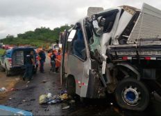 Imagem de Acidente entre micro-ônibus e caminhão deixa um morto e 32 feridos na Bahia