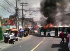 Imagem de Um ônibus é incendiado no bairro de Sussuarana, em Salvador 