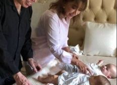 Imagem de Silvio Santos é flagrado por Patricia Abravanel paparicando os três netinhos mais novos