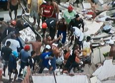 Imagem de Família fica soterrada após desabamento de prédio em Pituaçu