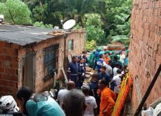 Imagem de Quarta morte é confirmada em desabamento de imóvel no bairro de Pituaçu; três pessoas são resgatadas