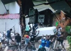 Imagem de Limpurb retira 28,5 toneladas de entulho do local de desabamento em Pituaçu