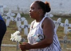 Imagem de Tristeza e emoção marcam enterro da família morta na tragédia em Pituaçu