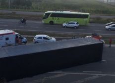 Imagem de Após acidente, trânsito fica lento na Via Parafuso 